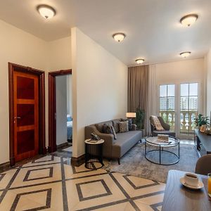Deluxe Kamer met een Slaapkamer en een King Size Bed